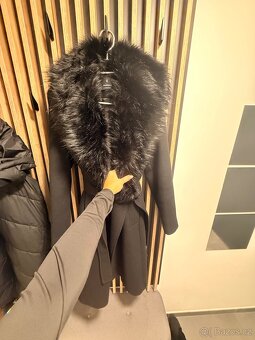 Černý kabát s kožíškem - 3