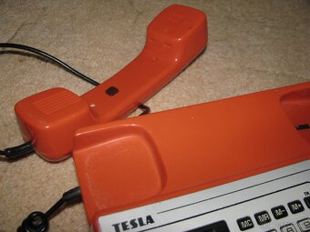 starý telefon tesla s kalkulačkou - 3