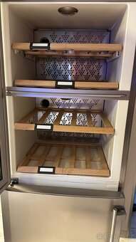 Vinoteka liebherr s mrazakem - 3