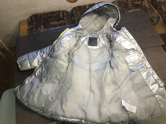 Dívčí bunda s kapucí a páskem vel. 104, stř. metal - 3