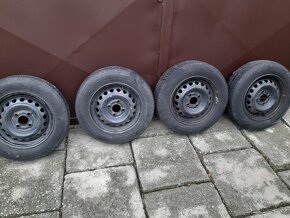 Prodám 4 zimní gumy včetně plechových disků - 3