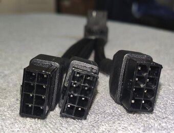 3x PCIe 8-pin -> Nvidia gpu 12WHPWR napájeci adaptér (90°) - 3