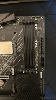 GIGABYTE B550 AORUS ELITE V2 + R5 5600X (6C/12T) - 3