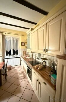 Krémová venkovská kuchyně s vestavěnými spotřebiči,5654 - 3