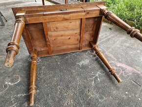 starý dřevěný stůl a židle - 3