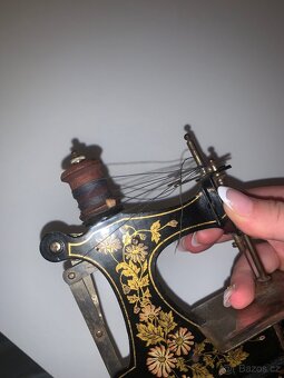 starožitný dětský šicí stroj - 3