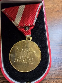 STARÁ MEDAILE V ETUJI - 3