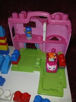 Megabloks Hrající housenka Otevírací domek s autem atd - 3
