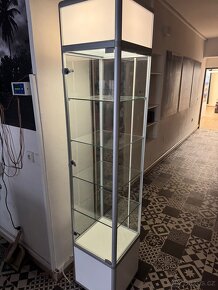 Prodám vitrínu, prosklená, osvětlená - 3