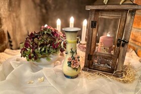 Vintage romantická váza (dekorace) s plastickými květinami - 3
