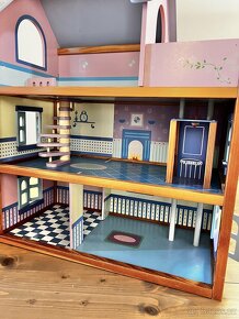 Dřevěný domeček pro panenky s výtahem - 3