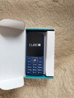Prodám tlačítkový mobil CUBE1 F700 Blue - 3
