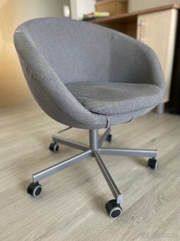 Otočná látková židle IKEA SKRUVSTA – šedá - 3