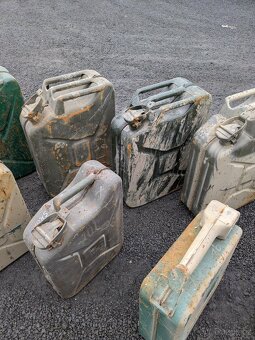 Soubor 11 kusů kanystrů - 3