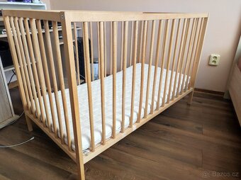 Dřevěná postýlka IKEA SNIGLAR + matrace + prostěradlo - 3