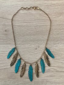 Krásný náhrdelník s pírky - 3