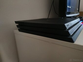 PS4 Pro 1T + dva ovladače + 5 her - 3