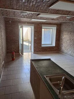 Pronájem bytu 1+kk - přízemí - 3