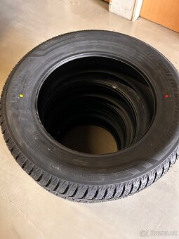 235/60R19 Yokohama BluEarth Winter V906 SUV - 3