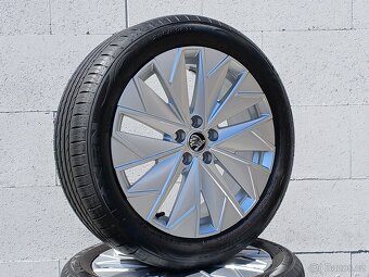 Pěkná letní alu kola Škoda Scala 205/50/17 vzorek 7mm - 3