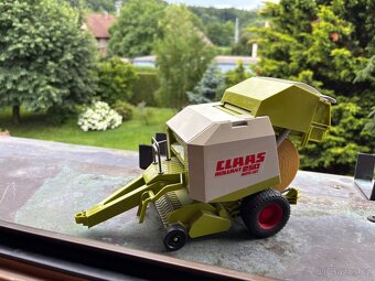Bruder Claas Rollant 250 balíkovač - 3