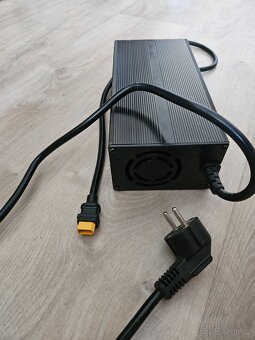 ELEKTROSKŮTR prodám NABÍJEČKU 67.2V - 3