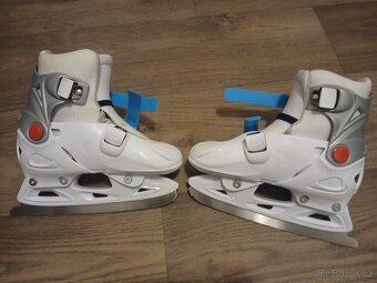 Dětské brusle (+ dvě helmy) - 3