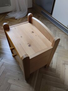 Borovicový stolek k posteli - 3