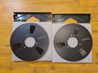 Dvě černé ALU cívky Revox s páskou Revox v archivboxu Revox - 3