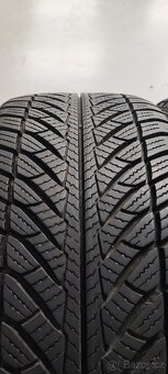 245/45/18 Goodyear Ultragrip, Run flat, 4420, 7.8mm-7.0mm. - 3