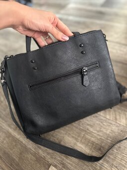 Guess černá kabelka s přívěskem – elegantní klasika - 3