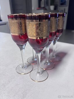 Červené sklenice se zlatým dekorem - 3