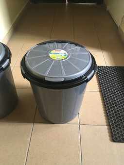Plastové nádoby na odpadky, listí, a cokoliv; Včetně kbelíku - 3