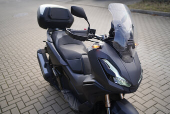garážovaný motocykl Honda ADV 350 s kufrem - 3