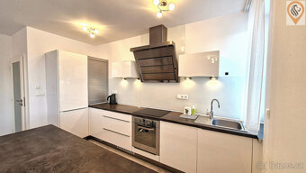 Byt 2+KK, prvotřídní vybavení kuchyně a koupelny, nízké nákl - 3