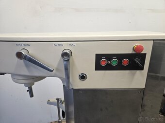 Univerzálni míchač těsta ROBOT RE 22 - 3