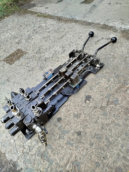 hydraulický třísekční rozvaděč - 3