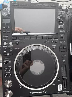 Multiplayer CDJ-3000 DJ s mixážním pultem DJM-A9 a kufry - 3