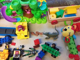 Mix hraček – LEGO, autíčka, figurky, knížka, dřevo - 3