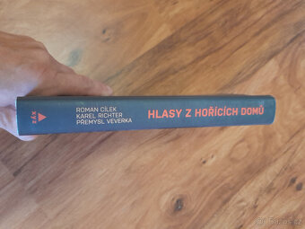 Unikátní kniha Hlasy z hořících domů - 3