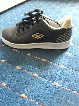 Zlatočerné tenisky umbro - 3