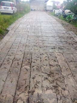 Peníze šetří betonové kusy délka cca 2,4m - 3