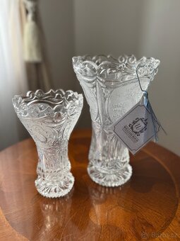 Křišťálové broušené vázy s květinovým motivem - 3