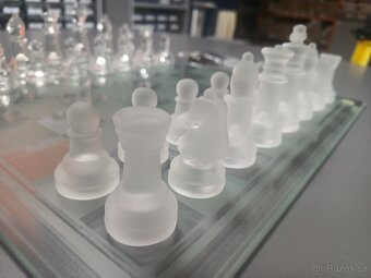 Prodám kompletní velký skleněný šachový set čiré  broušené - 3