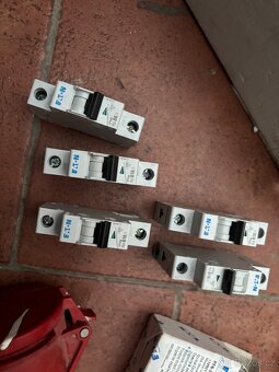 Rozvaděč,kabely,jističe,vypínače ,zásuvky NOVÉ - 3