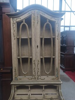 Světla malovaná skříň - 3