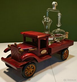 Dřevěné auto se slivovicí-červené - 3