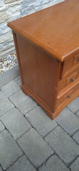 Malá dřevěná komoda 1000,-+zrcadlo 600,- - 3
