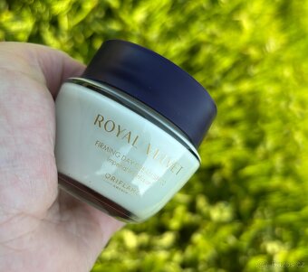 ZPEVŇUJÍCÍ DENNÍ KRÉM NA PLEŤ ROYAL VELVET ORIFLAME - 3