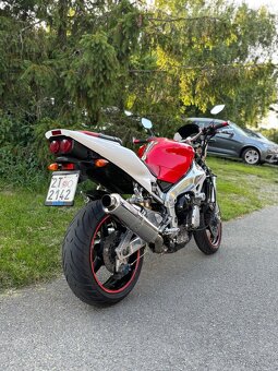 Yamaha R1 - 3
